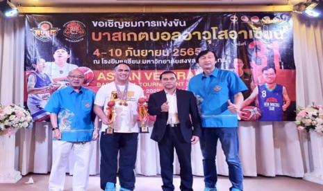 Pemain senior BULS Abdullah T. Gobel (kedua dari kiri) seusai menerima penyerahan piala juara 2 dan 3 kelompok U-50 dari Wakil Walikota Hat Yai (kedua dari kanan) dan Presiden AVBC (paling kiri) di akhir pertandingan, Hat Yai, Thailand, Sabtu (9/9/2022).