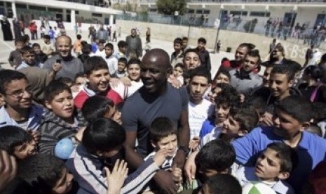 Mantan pemain sepak bola asal Prancis, Lilian Thuram, berada di tengah bocah-bocah Palestina. (ilustrasi)