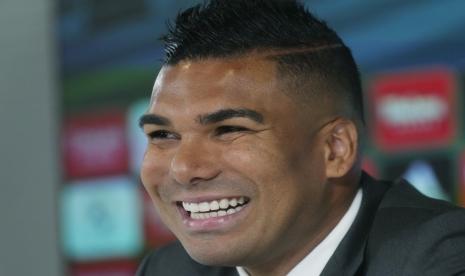 Pemain sepak bola Brasil Casemiro tersenyum selama konferensi pers perpisahannya di tempat latihan Real Madrid di Madrid, Spanyol, Senin, 22 Agustus 2022. Manchester United mencapai kesepakatan Jumat lalu untuk menandatangani gelandang Casemiro dari Real Madrid, mengakhiri tugas sukses pemain Brasil di Spanyol dan memberi raksasa Inggris yang sedang berjuang itu penguatan yang sangat dibutuhkan. 