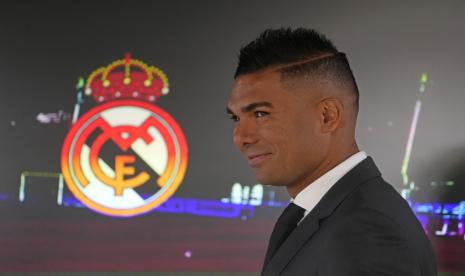 Pemain sepak bola Brasil Casemiro tiba untuk memberikan konferensi pers perpisahannya di tempat latihan Real Madrid di Madrid, Spanyol, Senin, 22 Agustus 2022. Manchester United mencapai kesepakatan Jumat lalu untuk menandatangani gelandang Casemiro dari Real Madrid, mengakhiri tugas sukses pemain Brasil di Spanyol dan memberi raksasa Inggris yang sedang berjuang penguatan yang sangat dibutuhkan. 