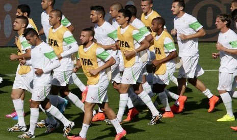 Pemain sepak bola nasional Aljazair pemanasandi Estadio Mineirao, Belo Horizonte, Brasil, 16 Juni 2014. Aljazair akan menghadapi Belgia di Piala Dunia FIFA 2014 grup H pertandingan babak penyisihan di Belo Horizonte pada Selasa (17/6