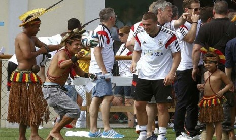 Pemain sepak bola nasional Jerman Lukas Podolski setelah sesi latihan tim Jerman di desa Santo Andre Porto Seguro 9 Juni 2014.