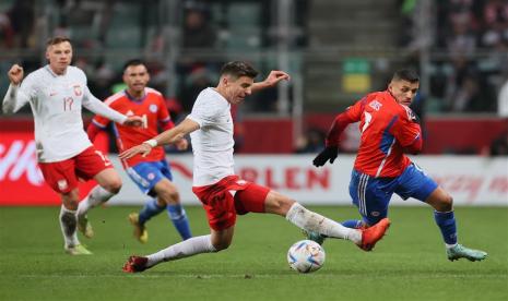  Pemain sepak bola Polandia Jan Bednarek (Kiri) beraksi melawan Alexis Sanchez (Kanan) dari Chili selama pertandingan sepak bola persahabatan internasional antara Polandia dan Chili, di Warsawa, Polandia, 16 November 2022. Polandia sedang mempersiapkan Piala Dunia FIFA 2022 di Qatar. 