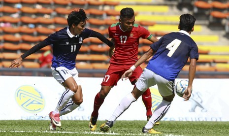 Pemain sepak bola timnas Indonesia, Saddil Ramdani (tengah) mencoba untuk melewati dua pemain Kamboja dalam pertandingan sepak bola Asian Games 2017  di Stadion Shah Alam, Malaysia, Kamis (24/8).Agustus 2017. 