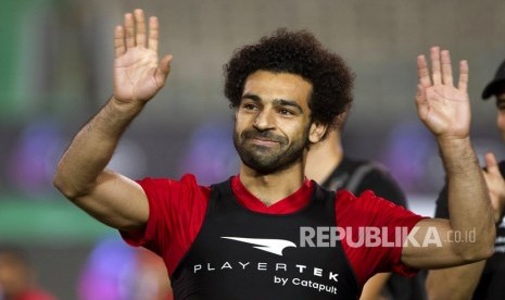 Pemain sepak  Mesir dan striker bintang Liverpool, Mohammed Salah tersenyum saat ia menyapa para penggemar selama pelatihan terakhir tim nasional di Stadion Kairo di Kairo, Mesir, Sabtu (9/6). 