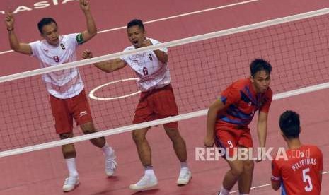 Pemain sepak takraw putra Indonesia (kiri) meluapkan kegembiraan seusai meraih poin saat pertandingan penyisihan tim ganda putra sepak takraw Asian Games 2018 di GOR Ranau, Jakabaring Sport City (JSC), Palembang, Sumatra Selatan, Kamis (23/8). 