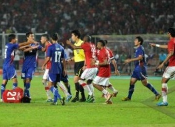 Pemain sepakbola Indonesia dan Thailand terlibat kericuhan yang berakibat dikeluarkannya kartu merah oleh wasit pada pertandingan sepakbola babak penyisihan grup A SEA Games XXVI di Stadion Gelora Bung Karno, Jakarta, Minggu (13/11). 