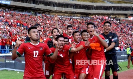   Pemain sepakbola Indonesia merayakan kemenangan usai melawan Kamnoja pada kualifikasi Sepakbola SEA Games 2017 Kuala Lumpurdi Stadion Shah Alam, malaysia, Kamis (24/8). 