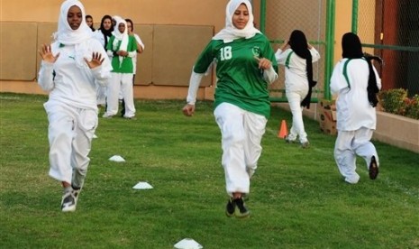 Pemain sepakbola wanita klub Jeddah King United tengah berlatih di Jeddah, Arab Saudi.  (Foto file)