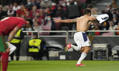 Pemain Serbia Aleksandar Mitrovic berselebrasi setelah mencetak gol kedua timnya selama pertandingan sepak bola Kualifikasi Grup A Piala Dunia 2022 antara Portugal dan Serbia di Stadion Luz di Lisbon, Ahad, 14 November 2021.