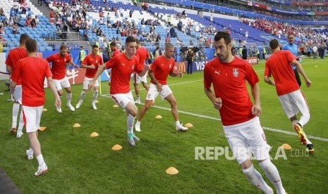  Pemain Serbia melakukan pemanasan sebelum pertandingan grup E Piala Dunia 2018 antara Kosta Rika dan Serbia di Samara Arena, Rusia, Ahad (17/6). .