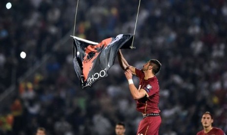 Pemain Serbia menurunkan bendera Kosovo di Drone pada laga pertandingan kualifikasi Piala Eropa 2016 antara Albania vs Serbia beberapa waktu lalu. 