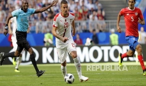 Pemain Serbia Sergej Milinkovic-Savic mengiring  bola pada pertandingan grup E Piala Dunia 2018 antara Kosta Rika dan Serbia di Samara Arena di Samara, Rusia, Ahad (17/6).