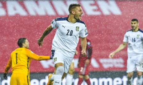 Pemain Serbia Sergej Milinkovic Savic merayakan gol ke gawang Norwegia pada semifinal play-off kualifikasi Euro 2020 Jalur C di Oslo, Jumat (9/10) dini hari WIB. Serbia menang 2-1 dan akan berebut tiket Euro 2020 pada final play-off Jalut C kontra Skotlandia. 