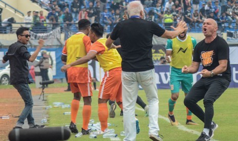 Pemain serta ofisial Borneo FC melakukan seleberasi saat menjalani laga perempat final Kratingdaeng Piala Indonesia melawan Persib Bandung di Stadion Si Jalak Harupat, Kabupaten Bandung, Jawa Barat, Sabtu (4/5/2019).