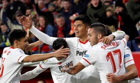 Pemain Sevilla, Joaquin Correa (tengah), melakukan selebrasi setelah menjebol gawang Leganes di leg kedua babak semifinal Piala Raja di Stadion Sanchez Pizjuan, Sevilla, Spanyol, Rabu (7/2). 