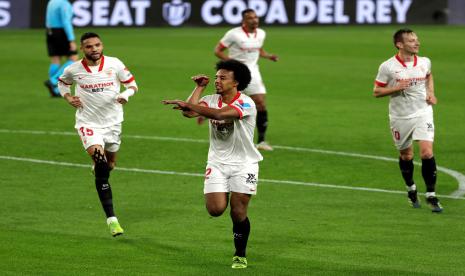 Pemain Sevilla Jules Kounde dan para pemain Sevilla.