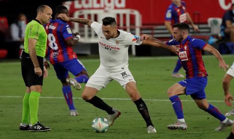 Pemain Sevilla Lucas Ocampos (kedua kanan) berusaha melewati kawalan pemain Eibar.