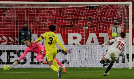 Pemain Sevilla Youssef En-Nesyri (kanan) mencetak gol pada laga melawan Villarreal di Stadion Sancez Pijuan di Seville, Spanyol, Rabu (29/12). 