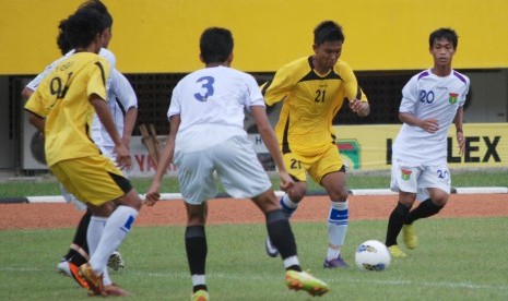 Pemain SFC U21 Ichsan Kurniawan (21) berusaha melewati kepungan pemain Persita Tanggerang pada pertandingan Liga Super Indonesia U21 di Gelora Sriwijaya Jakabaring Palembang, Rabu (9/5). SFC U21 harus bertekuk lutut atas lawannya Persita Tanggerang U21 den