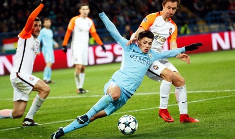 Pemain Shakhtar Bohdan Butko (kanan) berebut bola dengan pemain Manchester City Brahim Diaz (tengah) dari saat pertandingan grup Liga Champions UEFA di Kharkiv, Ukraina, Kamis (7/12) dini hari WIB. 