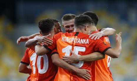 Pemain Shakhtar Donetsk melakukan selebrasi usai menjebol gawang Wolfsburg di leg kedua babak 16 besar Liga Europa di Olimpiyskiy Stadium, Kiev, Ukraina, Rabu (5/8).