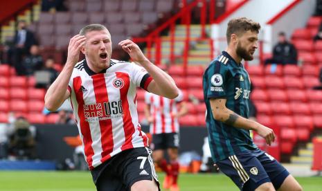 Pemain Sheffield United John Lundstram (kiri) kecewa gagal menjebol gawang Leeds United. 