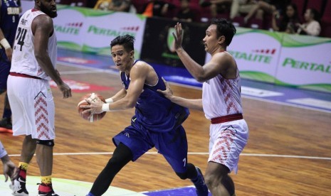 Pemain SIliwangi Bandung, Kevin Moses Poetiray (tengah) berusaha melewati penjagaan forward Bima Perkasa Jogja, Yanuar Dwi Priasmoro dalam pertandingan IBL Pertalite 2017/2018 Seri 2 Bandung, di GOR C'tra Arena, Jumat (15/12). Siliwangi kalah 63-75.