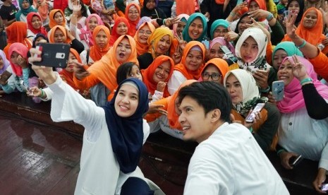 Pemain sinetron Dhini Aminarti dan suami Dimas Seto di Jakarta, Ahad (6/1).