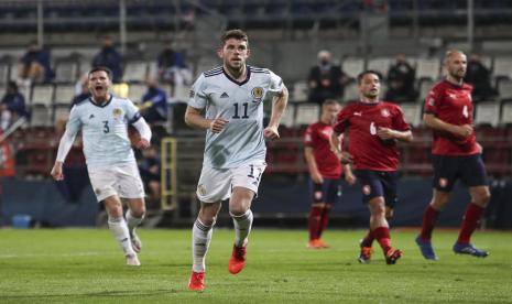 Pemain Skotlandia Ryan Christie (kedua kiri) berselebrasi setelah menjebol gawang Republik Ceska lewat tendangan penalti dalam laga UEFA Nations League.