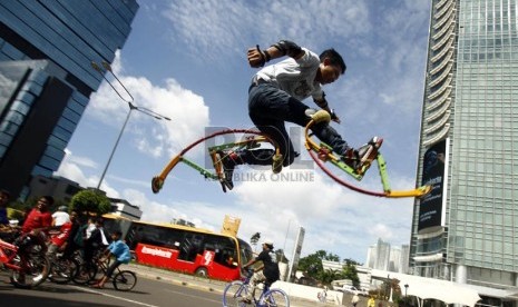 Pemain Sky Jumper melakukan aksi pada Hari Bebas Kendaraan Bermotor (HBKB) di Jalan MH Thamrin, Jakarta Pusat, Ahad (27/1). (Republika/Adhi Wicaksono)