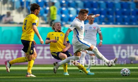 Pemain Slovakia Juraj Kucka (kanan)