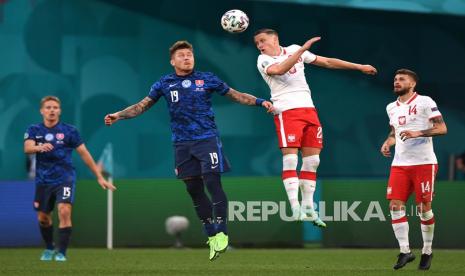 Pemain Slovakia Juraj Kucka  (kedua kiri) berebut bola dengan pemain Polandia Piotr Zielinski pada pertandingan grup E kejuaraan sepak bola Euro 2020 antara Polandia dan Slovakia di stadion arena Gazprom di St. Petersburg, Rusia, Senin (14/6).