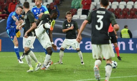 Pemain Slovakia Juraj Kucka (kiri) mencetak gol ke gawang Jerman dalam laga uji di WWK-Arena, Augsburg, Senin (30/5) dini hari WIB