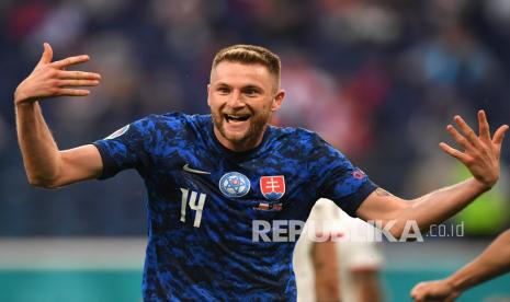 Pemain Slovakia Milan Skriniar merayakan setelah mencetak gol kedua timnya  pada pertandingan Grup E kejuaraan sepak bola Euro 2020 antara Polandia dan Slovakia di Stadion Arena Gazprom di St Petersburg, Rusia, Senin (14/6).