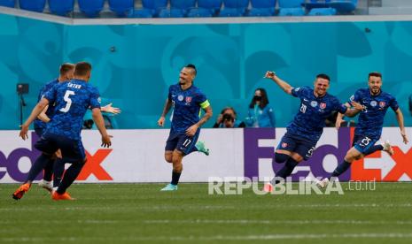 Para pemain Slovakia saat merayakan gol.