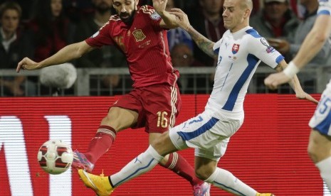 Pemain Slovakia Vladimir Weiss (kanan) berebut bola dengan pemain Spanyol Juanfran pada laga kualifikasi Piala Eropa 2016 di Zilina, Slovakia, Kamis (9/10).