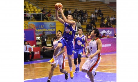 Pemain SM Avan Seputra berusaha melakukan lay up.