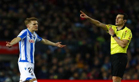 Pemain Sociedad Martin Oedegaard mengungkapkan kekecewaan saat wasit menunjuk titik putih pada laga ke-27 La Liga Spanyol, Ahad (8/3) akhir pekan lalu.  Operator Liga Spanyol, La Liga, mengonfirmasi bahwa pertandingan-pertandingan divisi pertama dan kedua akan dimainkan tanpa penonton setidaknya selama dua pekan karena penyebaran virus corona.