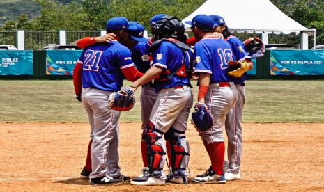 Pemain softball putra Lampung berkumpul untuk menyusun strategi saat bertanding melawan Tim softball Sulawesi Tenggara dalam pertandingan softball PON Papua, di Stadion Softball Agus Kafiar Universitas Cenderawasih, Kota Jayapura, Papua, Rabu (22/9/2021). Tim softball Lampung megalahkan Tim Sulawesi Tenggara dengan skor 11-3.