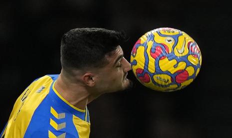  Armando Broja melompat untuk mendapatkan bola. Striker Chelsea berusia 20 tahun itu menarik perhatian sejumlah klub di Eropa setelah tampil mengesankan saat dipinjamkan ke Southampton musim lalu.