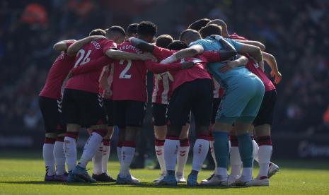 Pemain Southampton berdiri dalam kerumunan pada awal pertandingan sepak bola Piala FA Inggris antara Southampton dan Manchester City di stadion St Mary di Southampton, Inggris, Ahad, 20 Maret 2022.