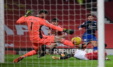 Pemain Southampton Che Adams (kanan) mencetak gol yang dianulir pada pertandingan sepak bola Liga Utama Inggris antara Manchester United dan Southampton, di stadion Old Trafford di Manchester, Inggris, Rabu (3/2) dini hari WIB. 