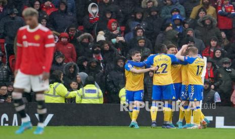  Pemain Southampton Che Adams (ketiga kanan) merayakan dengan rekan setimnya setelah mencetak gol pertama timnya saat pertandingan sepak bola Liga Premier Inggris antara Manchester United dan Southampton di stadion Old Trafford di Manchester, Inggris, Sabtu (12/2/2022).