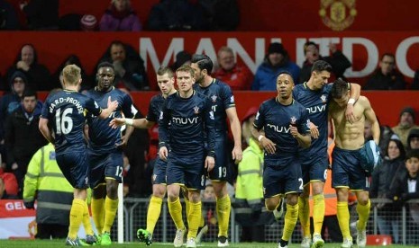  Pemain Southampton, Dusan Tadic (kanan), melakukan selebrasi bersama rekan setimnya usai menjebol gawang Manchester United dalam lanjutan laga Liga Primer Inggris di Stadion Old Trafford, Manchester, Ahad (11/1).