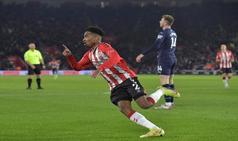  Pemain Southampton Kyle Walker-Peters mencetak gol ke gawang Manchester City dalam lanjutan Liga Primer Inggris, Ahad (23/1/2022) dini hari WIB.