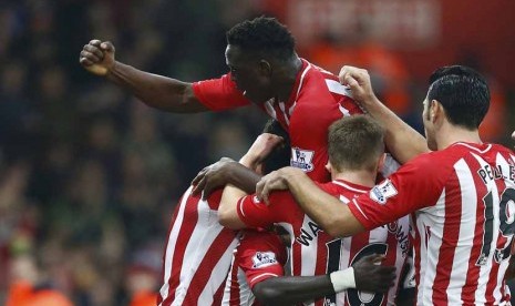 Pemain Southampton melakukan selebrasi gol.