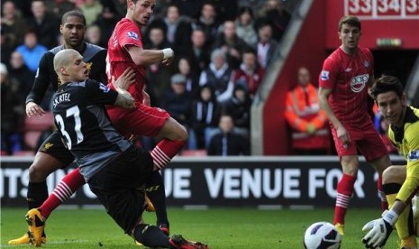 Pemain Southampton, Morgan Schneiderlin (tiga kiri), membobol gawang Liverpool di laga Liga Primer Inggris di Stadion St. Mary's, Southampton, Sabtu (16/3).