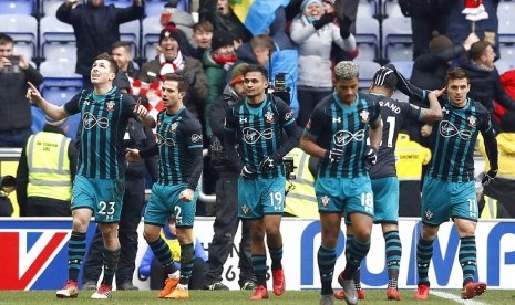 Pemain Southampton, Pierre-Emile Hojbjerg (kiri) merayakan gol ke gawang Wigan Athletic dalam pertandingan Piala FA menghadapi Wigan Athletic, Ahad (18/3) di DW Stadium. 