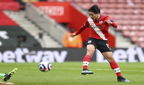 Pemain Southampton Takumi Minamino mencetak gol pembuka selama pertandingan sepak bola Liga Utama Inggris antara Chelsea dan Southampton di Stadion St. Mary di Southampton, Inggris, Sabtu, 20 Februari 2021. 